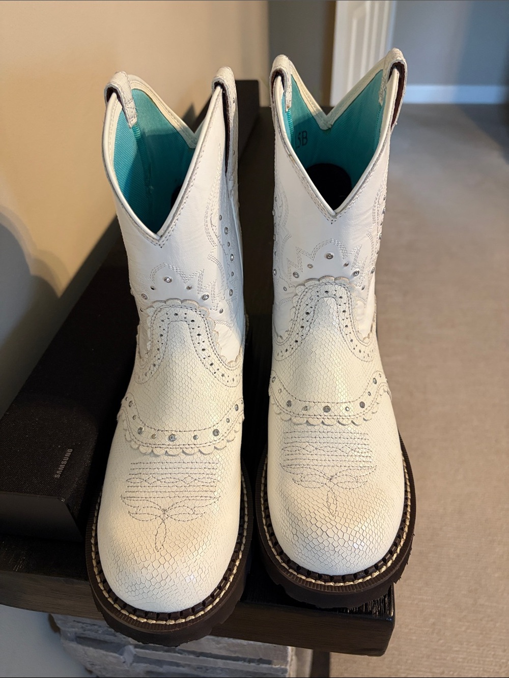White Women's Western Boots with Decorative Stitching size 8.5